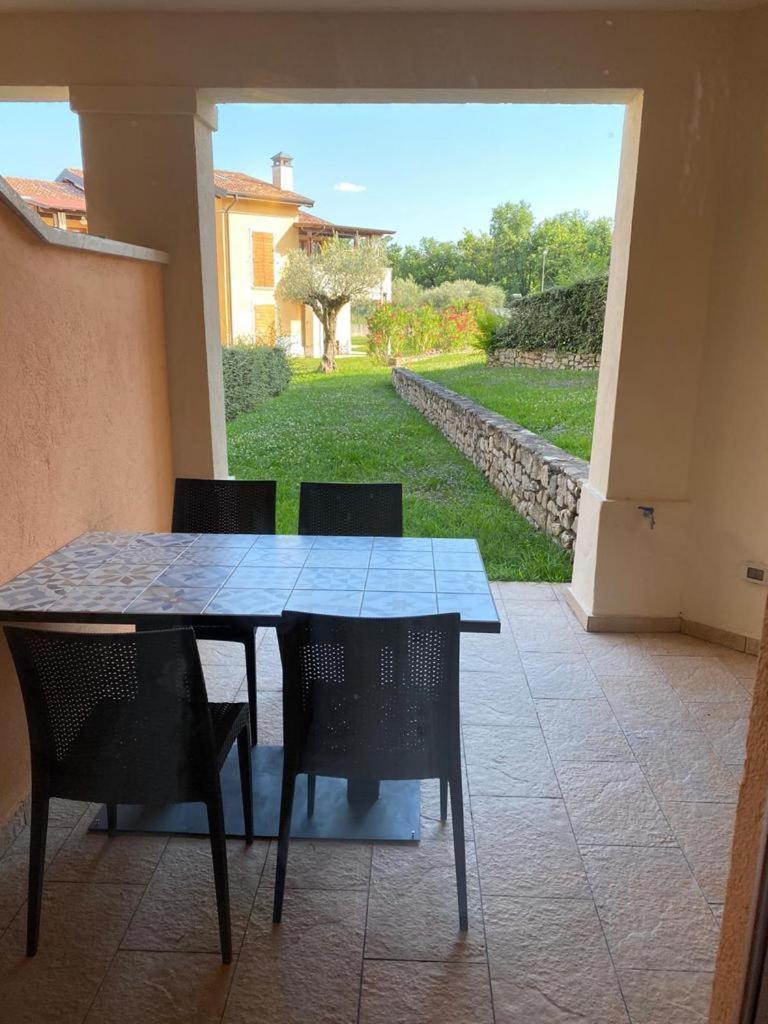 The Flowers - Apartments With Private Garden In Residence With Pool Манерба-дель-Гарда Экстерьер фото