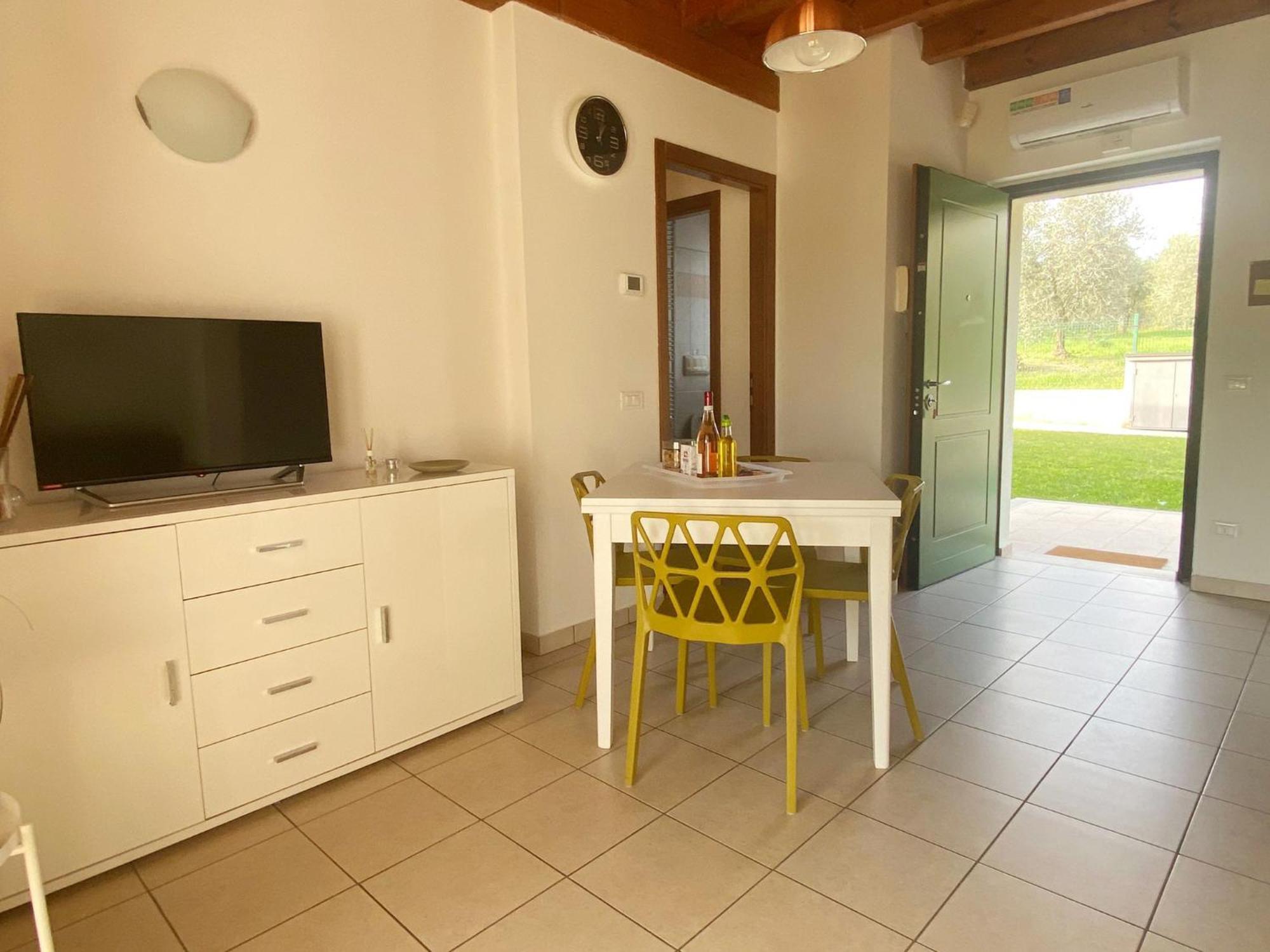 The Flowers - Apartments With Private Garden In Residence With Pool Манерба-дель-Гарда Экстерьер фото
