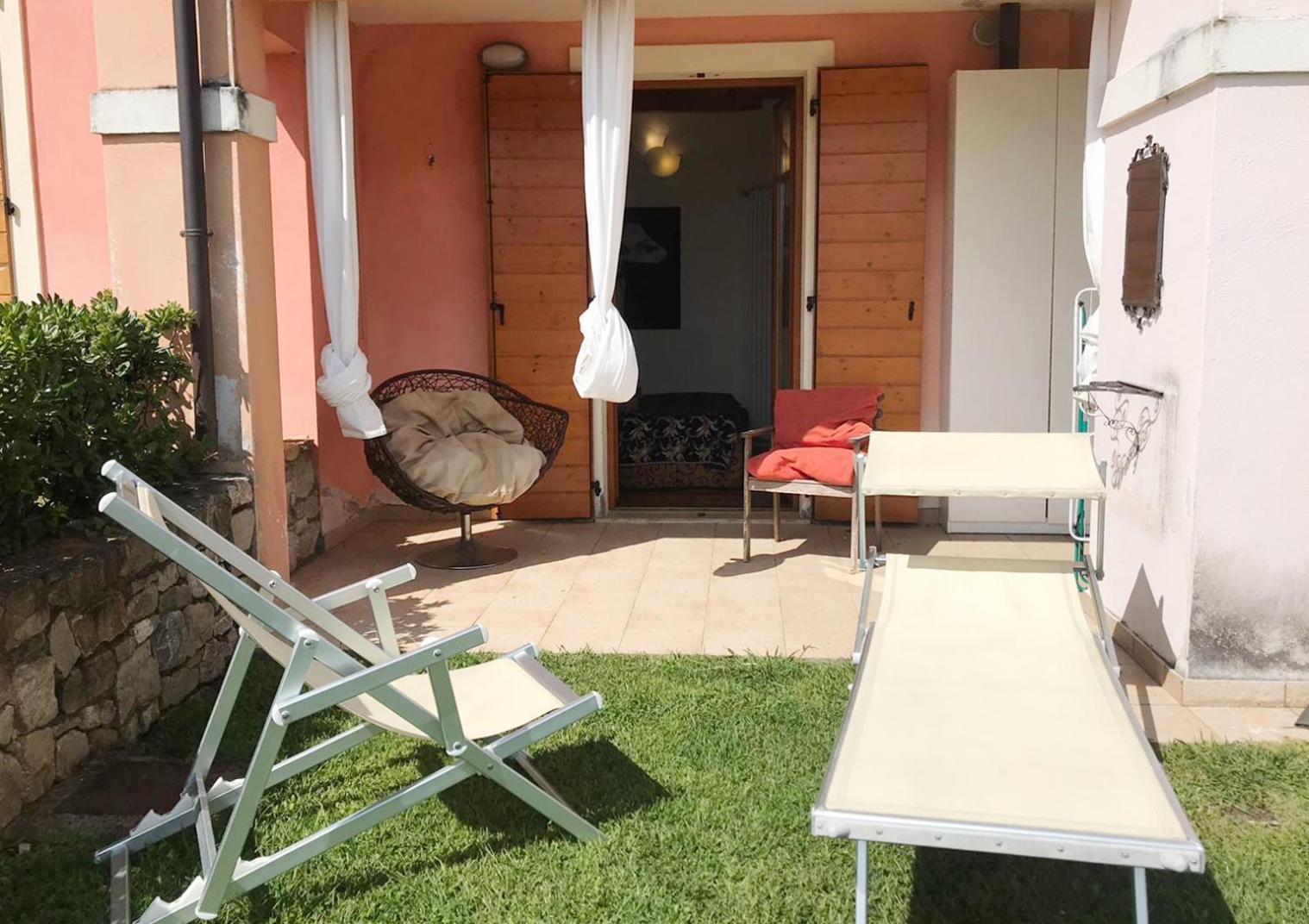 The Flowers - Apartments With Private Garden In Residence With Pool Манерба-дель-Гарда Экстерьер фото