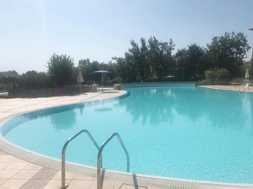 The Flowers - Apartments With Private Garden In Residence With Pool Манерба-дель-Гарда Экстерьер фото