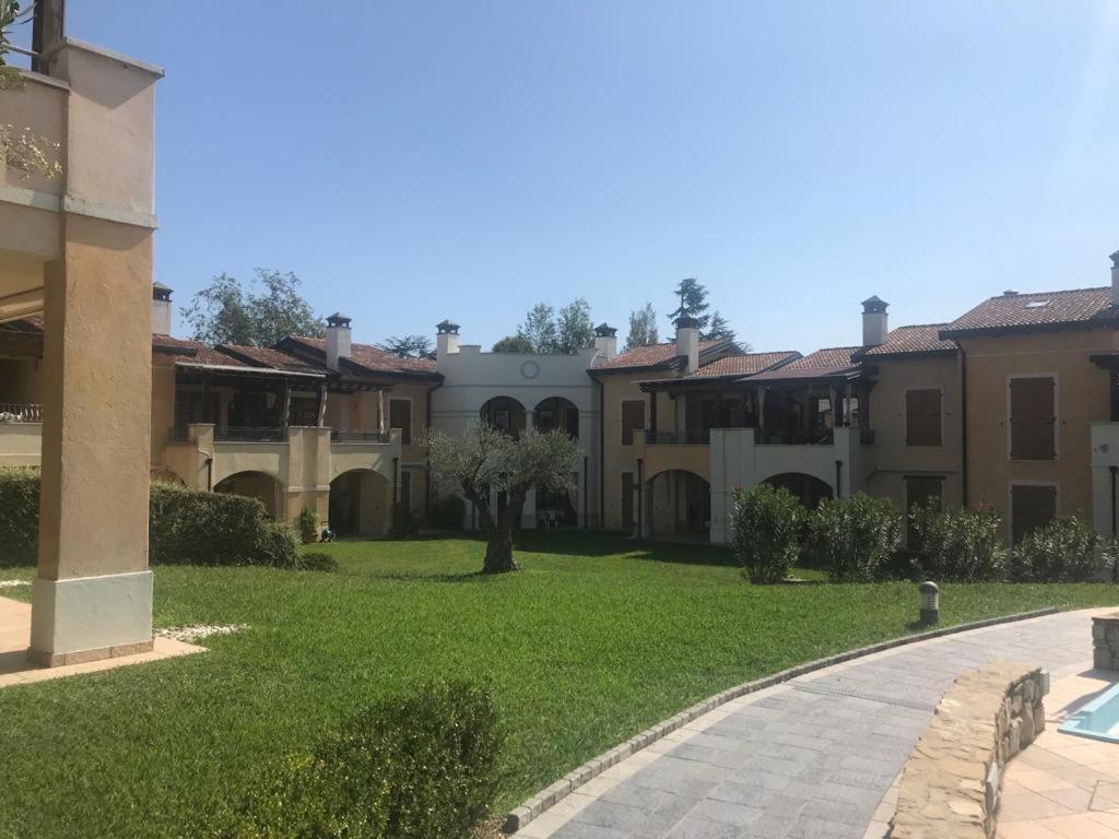 The Flowers - Apartments With Private Garden In Residence With Pool Манерба-дель-Гарда Экстерьер фото