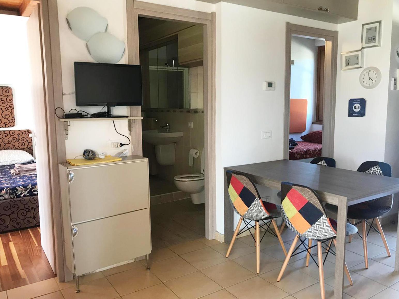 The Flowers - Apartments With Private Garden In Residence With Pool Манерба-дель-Гарда Экстерьер фото