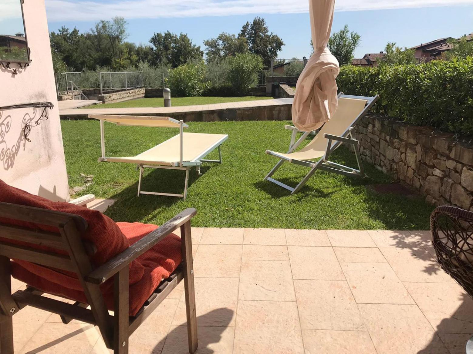 The Flowers - Apartments With Private Garden In Residence With Pool Манерба-дель-Гарда Экстерьер фото