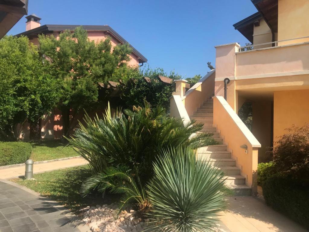 The Flowers - Apartments With Private Garden In Residence With Pool Манерба-дель-Гарда Экстерьер фото