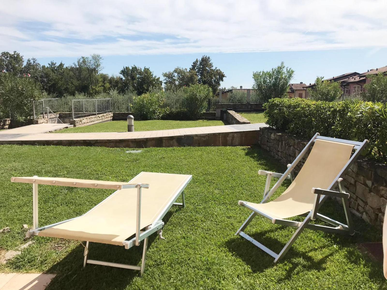 The Flowers - Apartments With Private Garden In Residence With Pool Манерба-дель-Гарда Экстерьер фото