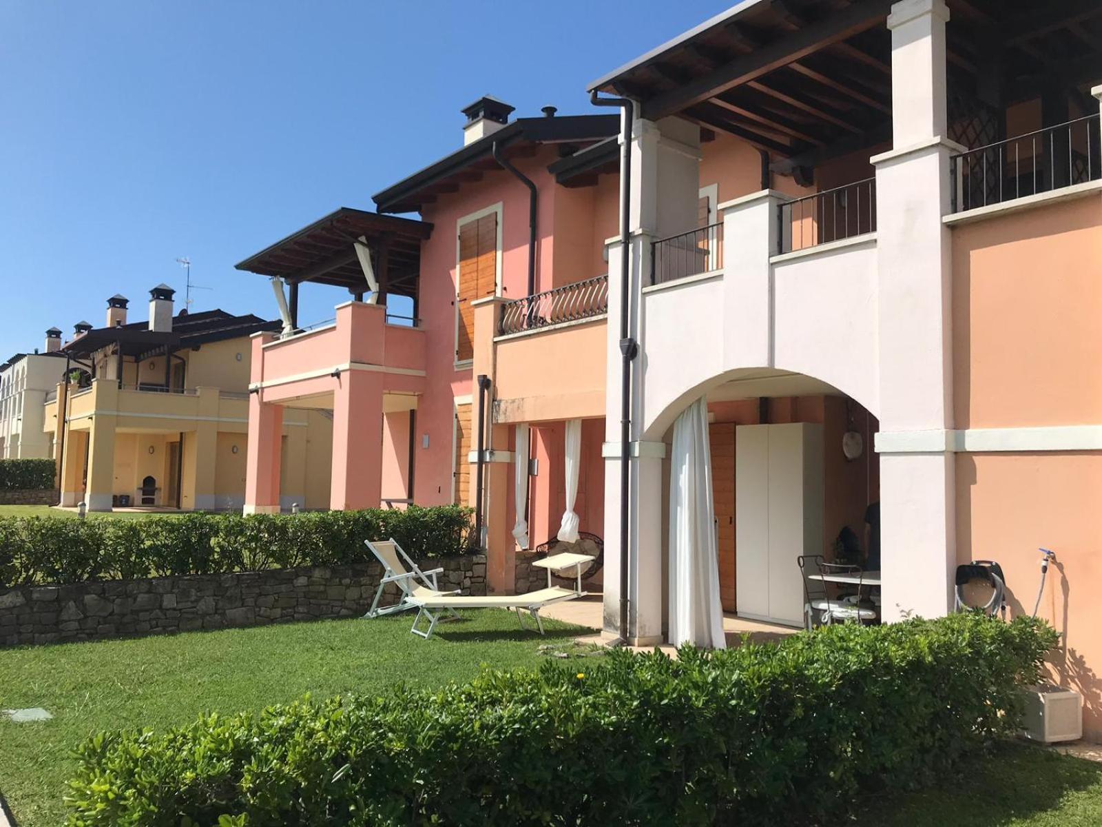 The Flowers - Apartments With Private Garden In Residence With Pool Манерба-дель-Гарда Экстерьер фото